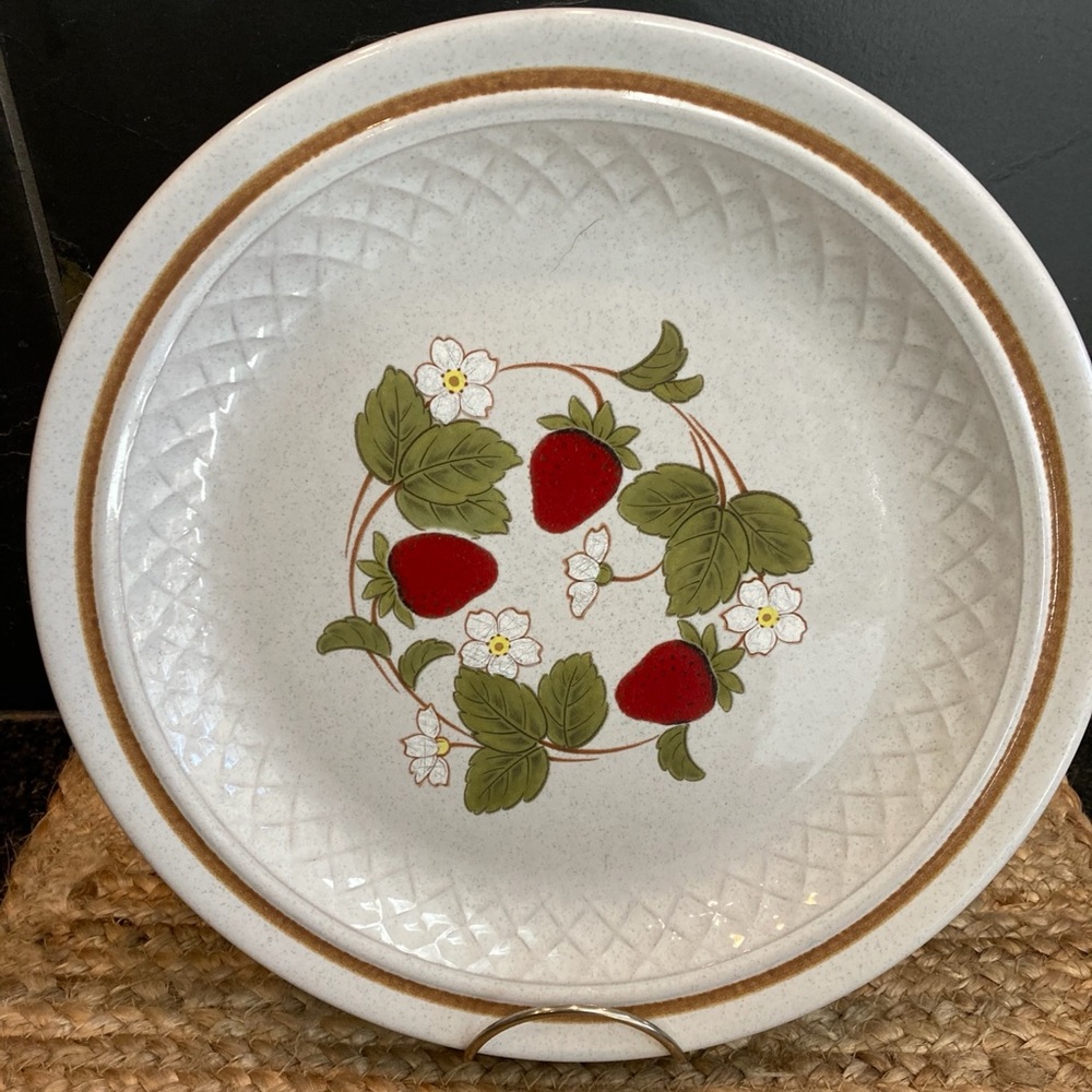 Vintage Paramount Stoneware Strawberries Plates-4